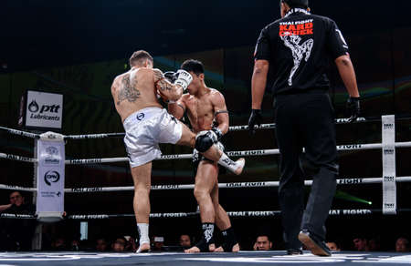 NONTHABURI - JULY 23 : Ying Pengpeng of China and Richard Fanous of Australia in Thai Fight "Proud to be Thai" on July 23, 2016 at West Gate Hall, CentralPlaza WestGate, Bang Yai, Nonthaburi.のeditorial素材