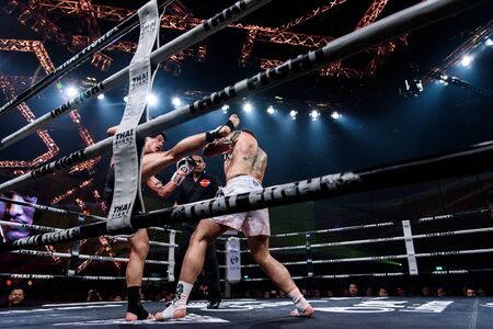 NONTHABURI - JULY 23 : Ying Pengpeng of China and Richard Fanous of Australia in Thai Fight "Proud to be Thai" on July 23, 2016 at West Gate Hall, CentralPlaza WestGate, Bang Yai, Nonthaburi.のeditorial素材
