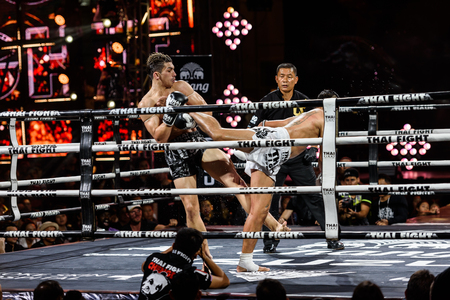 BANGKOK - DECEMBER 24 : Sudsakorn Sor.Klinmee of Thailand and Antoine Pinto of France in THAI FIGHT 2016 on December 24, 2016 at Central World, Bangkok, Thailand.のeditorial素材