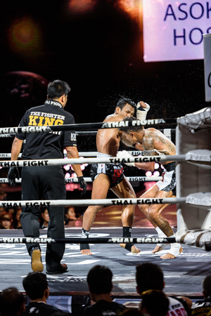 BANGKOK - DECEMBER 24 : Iquezang Kor.Rungthanakeat of Thailand and Ye Ta Got of Myanmar in THAI FIGHT 2016 on December 24, 2016 at Central World, Bangkok, Thailand.のeditorial素材