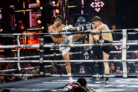BANGKOK - DECEMBER 24 : Sudsakorn Sor.Klinmee of Thailand and Antoine Pinto of France in THAI FIGHT 2016 on December 24, 2016 at Central World, Bangkok, Thailand.のeditorial素材
