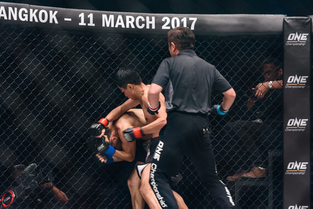 BANGKOK - MARCH 11 : Sagetdao Petpayathai of Thailand and Kelvin Ong of Malaysia in One Championship "One : Warrior Kingdom" on March 11, 2017 at Impact Arena, Muang Thong Thani, Bangkok, Thailandのeditorial素材