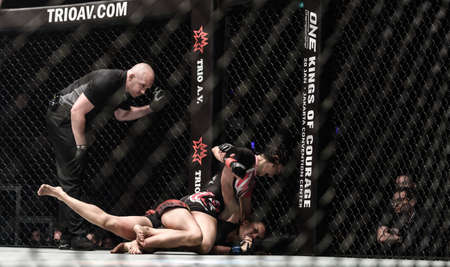 BANGKOK - December 09 : Rika Tiny Doll Ishige of Thailand and Rome The Rebel Trinidad of Philippines in One Championship Warrior of The World on December 09, 2017 at Impact Arena, Muang Thong Thani, Bangkok, Thailandのeditorial素材