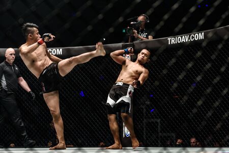 BANGKOK - December 09 : Deadly Star Sagetdao Petpayathai of Thailand and Jimmy The Silencer Yabo of Philippines in One Championship Warrior of The World on December 09, 2017 at Impact Arena, Muang Thong Thani, Bangkok, Thailandのeditorial素材