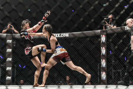 BANGKOK - December 09 : Rika Tiny Doll Ishige of Thailand and Rome The Rebel Trinidad of Philippines in One Championship Warrior of The World on December 09, 2017 at Impact Arena, Muang Thong Thani, Bangkok, Thailandのeditorial素材