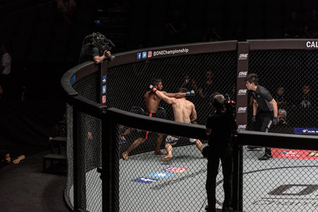 BANGKOK - December 09 : Tang De Pan of China and Asraful Warrior Islam of Bangladesh in One Championship Warrior of The World on December 09, 2017 at Impact Arena, Muang Thong Thani, Bangkok, Thailandのeditorial素材