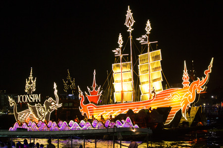 Bangkok, Thailand - November 25,2015:River Festival 2015, Loy Krathong festival in the Chao Phraya River. People come to watch Loy Krathong festival and enjoy a wide variety of riverside entertainment on November 25,2015 in Bangkok, Thailandのeditorial素材