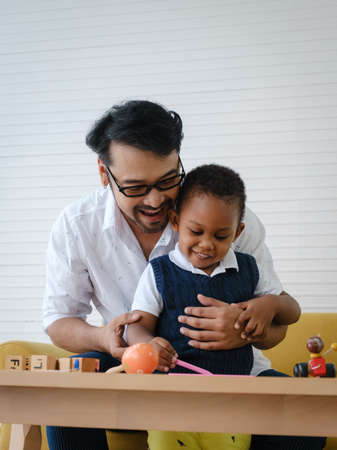 Asian Father spending times with his son to playing toys together.の写真素材
