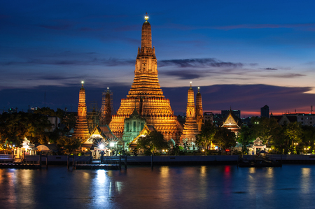 Twilight time of Wat Arun during sunset in Bangkok, Thailandの写真素材