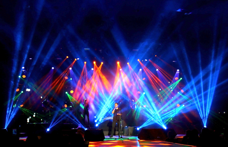 Emre Aydin Rock Concert Wide View Of Stageのeditorial素材