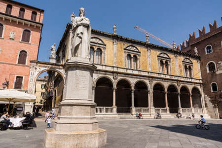 Dante Alighieri monument, Ugo Zannoni, Carrara marble, Loggia del Consiglio, - lÃ²gia per Frey Giocondo-, Piazza dei Signori, also known as Piazza Dante, Verona, World Heritage Site, Veneto, Italy, Europeのeditorial素材