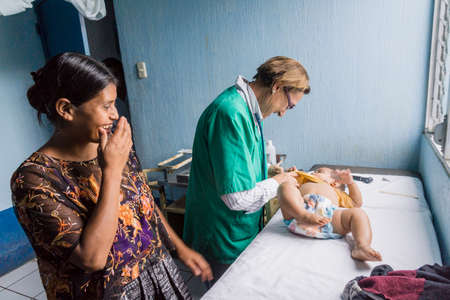 Pediatric consultation, health center, Lancetillo (La Parroquia), UspantÃ¡n municipality, Quiche, Sierra de ChamÃ¡, Guatemala, Central Americaのeditorial素材