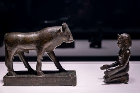 statue of a pharaoh kneeling before the Apis bull, bronze, late period, Egypt, collection of the British Museumのeditorial素材