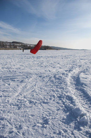 Winter kite skiing on the frozen riverの写真素材