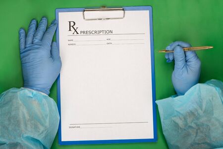 The surgeon fills the prescription formの写真素材