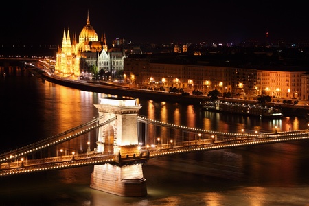 Budapest - Hungarian parliament and chain bridge - Hungary の写真素材