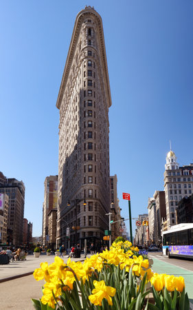 NEW YORK - APRIL 14: Busy Street Scene on Fifth Avenue in front of Historic Flatiron Building at Dusk April 14, 2016 in Manhattan, New York Cityのeditorial素材