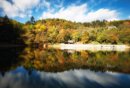 Lake with autumn forest reflection in water, Slovakia - Tajch Klingerの写真素材