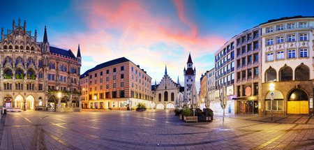 Munich - Germany, Panoramic view of Marienplatz at dramtic sunrise with red clouds - nobodyのeditorial素材