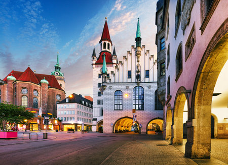 Muniich - Old City Hall  near Marienplatz at sunrise, Germany - nobodyのeditorial素材