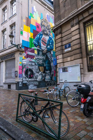 Brussels, Belgium ÐÑÑÑÑÐ¸ÑÐº 2020: A bicycle is chained on the street in front of a Big Colorful Mural on the wall of building in Brussels, Belgiumの写真素材