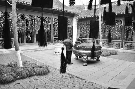 Chinese tourists at a Tongli temple.のeditorial素材