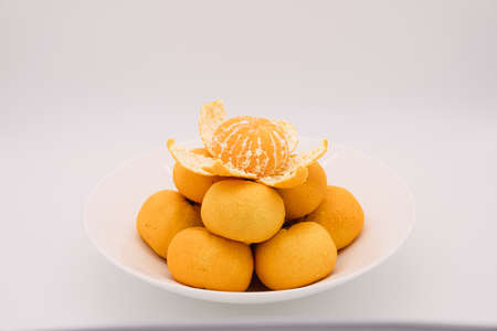 full tangerine in a white bowlの写真素材