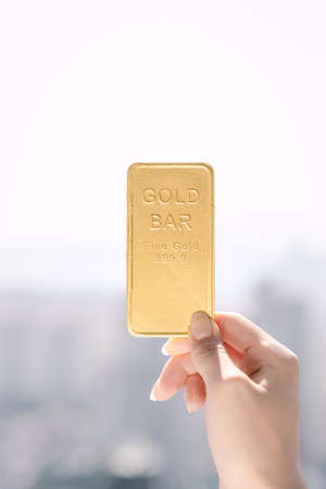 hand holding a gold barの写真素材