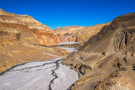 Chhusang and Kali Gandaki riverbed between Tangbe and Chhusang, Mustang, Nepalのeditorial素材