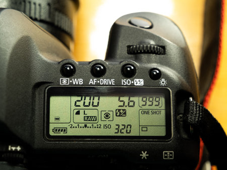 Professional Canon DSLR camera photo settings display, set up screen top view, closeup Manual shooting mode: shutter speed, aperture, ISO numbers displayedのeditorial素材