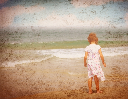 little girl in fron of sea  vintage effectの写真素材