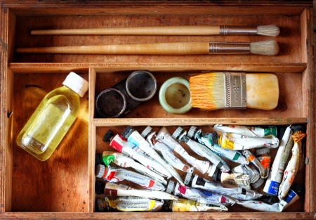 painter wooden case with used oil tubes and brushesの写真素材