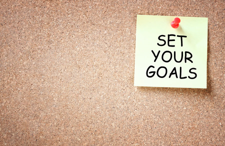 set your goals concept  sticky pinned to corkboard with room for text   の写真素材