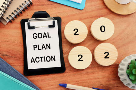 Top view image of note with the text 2022 and the words - goal plan actionの写真素材