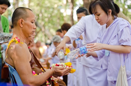 NONTHABURI THAILAND-APRIL13:people celebrate Songkran (new year / water festival: 13 April) by pouring water to buddhist priest and asked for blessings on Songkran festival in temple,Nonthaburi,Thailandのeditorial素材