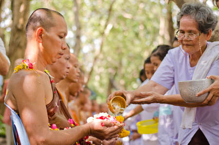 NONTHABURI THAILAND-APRIL13:people celebrate Songkran (new year / water festival: 13 April) by pouring water to buddhist priest and asked for blessings on Songkran festival in temple,Nonthaburi,Thailandのeditorial素材