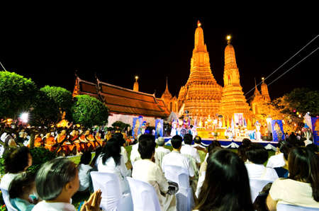 BANGKOK THAILAND - DECEMBER 31 : Cross Year Prayer for New Year 2013,Thai people and monk join moral pray countdown in  Wat Arun temple, there are many temples and dhamma retreat all over country. All places will start to pray to countdown and gives all gのeditorial素材