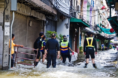 BANGKOK, THAILAND - OCT 29: Unidentified people try to protect Bangkok from flood during the worst flooding on October 29, 2011 in Bangkok, Thailandのeditorial素材