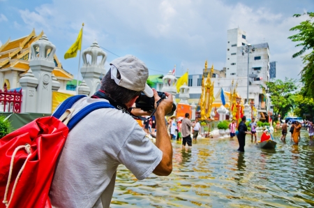 BANGKOK, THAILAND - OCT 31: Unidentified people take photographs at Bangkokのeditorial素材