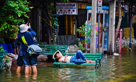 BANGKOK, THAILAND - OCT 31: Flood victim becomes homeless, sleep on bench at Bangkokのeditorial素材
