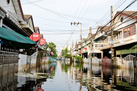 BANGKOK, THAILAND - NOV 5: The worst flood on village at Jaransanitwong road    after Thai flood crisis on November 5, 2011 in Bangkok, Thailandのeditorial素材