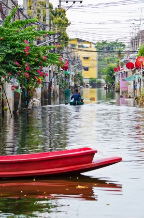 BANGKOK, THAILAND - NOV 11: The worst flood on village at Jaransanitwong road    during Thai flood crisis on November 11, 2011 in Bangkok, Thailandのeditorial素材