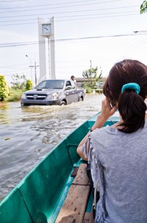 NAKHON PATHOM, THAILAND - NOV 15: Scene from  Phutthamonthon Sai 4 road  during the worst flooding crisis  on November  15, 2011 in Nakhon Pathom, Thailandのeditorial素材