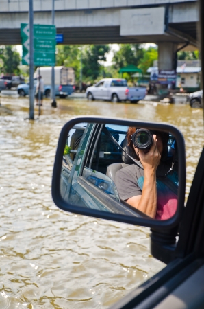 BANGKOK, THAILAND - DEC 4: Scene from  Phet Kasem road  during the worst flooding crisis  on December  4, 2011 in Bangkok, Thailandのeditorial素材