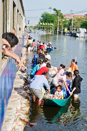 BANGKOK, THAILAND - NOV 15:  A train passes through floodwater on the outskirts of Bangkok during the worst flooding  on November 15, 2011 in Bangkok, Thailandのeditorial素材