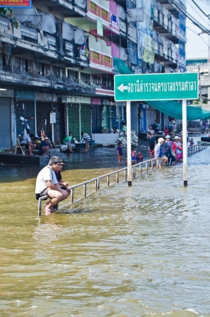 NAKHON PATHOM, THAILAND - NOV 26: Scene from  Phutthamonthon Sai 4 road  during the worst flooding crisis  on November  26, 2011 in Nakhon Pathom, Thailandのeditorial素材