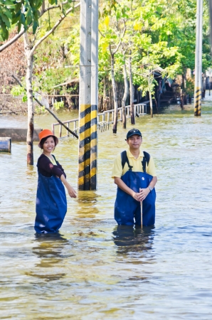NAKHON PATHOM, THAILAND - NOV 26: Scene from  Phutthamonthon Sai 4 road  during the worst flooding crisis  on November  26, 2011 in Nakhon Pathom, Thailandのeditorial素材