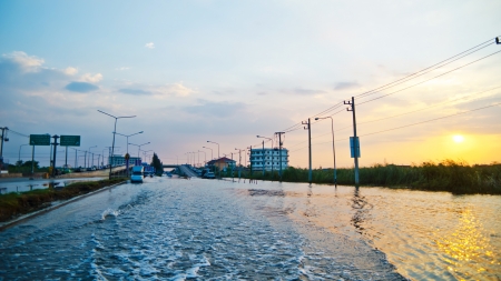 BANGKOK, THAILAND - NOV 26: Scene from  Phet Kasem road  during the worst flooding crisis  on November  26, 2011 in Bangkok, Thailandのeditorial素材