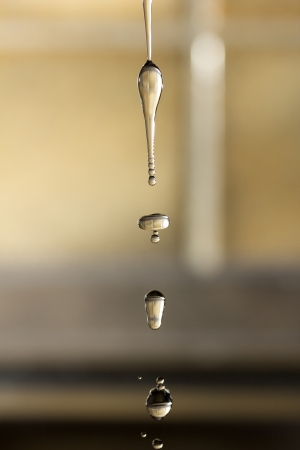 The fluid motion of water splashing as it is poured  の写真素材