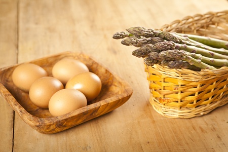 asparagus and eggs on wooden table, ingredientesの写真素材
